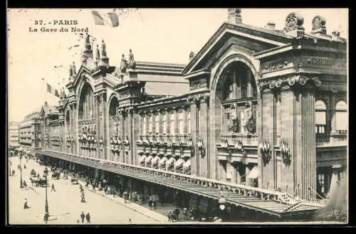 AK Paris, La Gare du Nord et rue animée avec passants et drapeaux flottants