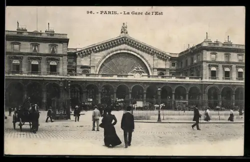 AK Paris, La Gare de l`Est avec passants et calèches sur la place