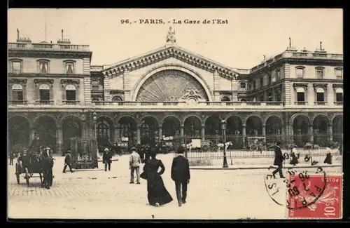 AK Paris, La Gare de l`Est avec des passants et une calèche devant la facade principale