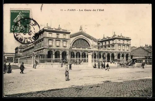 AK Paris, La Gare de l`Est et la place animée avec passants et calèches