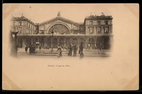 AK Paris, Gare de l`Est avec passants devant l`entrée principale