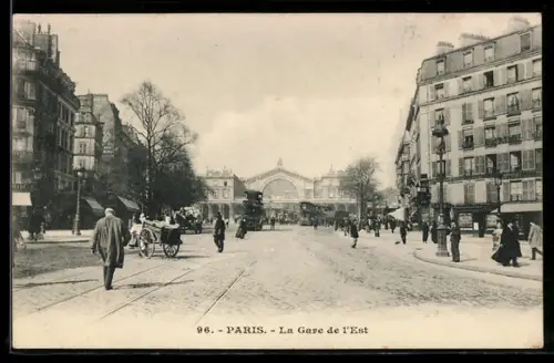 AK Paris, La Gare de l`Est et l`animation de la rue adjacente