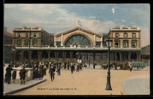 AK Paris, La Gare de l`Est avec passants et voitures devant l`entrée
