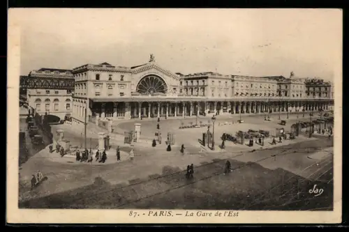 AK Paris, La Gare de l`Est avec des passants et des voitures sur la place animée