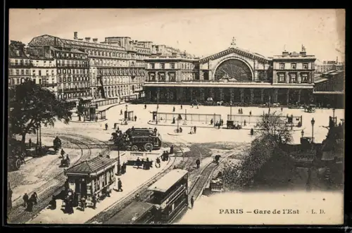AK Paris, Gare de l`Est avec tramway et calèches sur la place animée