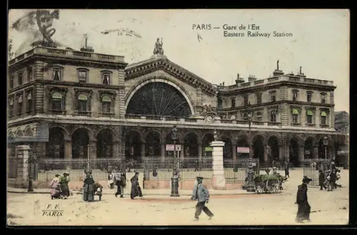AK Paris, Gare de l`Est avec passants et calèche devant la facade historique