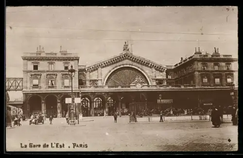 AK Paris, La Gare de l`Est avec passants et voitures sur la place