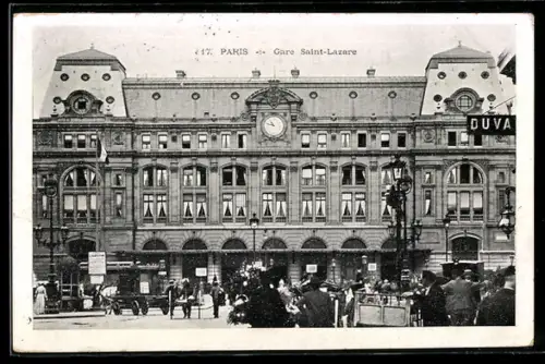 AK Paris, Gare Saint-Lazare avec foule et voitures devant l`entrée principale