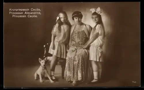 AK Kronprinzessin Cecilie, Prinzessin Alexandrine und Prinzessin Cecilie, Portrait mit Hund