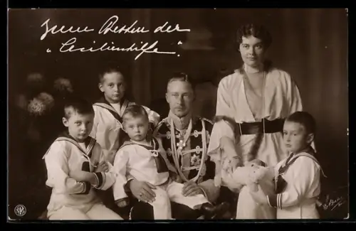 AK Kronprinz Wilhelm von Preussen mit seiner Gemahlin Prinzessin Cecilie zu Mecklenburg und den 4 Söhnen, Stofftier