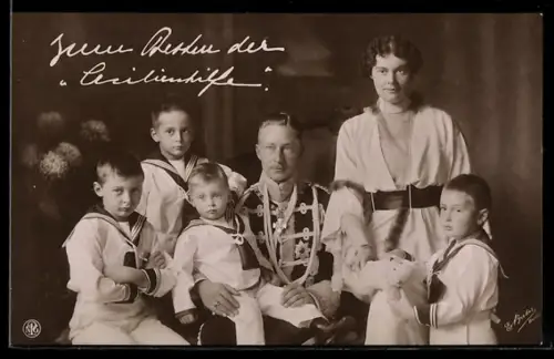 AK Kronprinz Wilhelm von Preussen mit seiner Gemahlin Prinzessin Cecilie und den 4 Söhnen, Stofftier