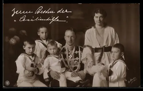 AK Kronprinz Friedrich Wilhelm von Preussen mit seiner Gemahlin Prinzessin Cecilie und den 4 Söhnen, Stofftier