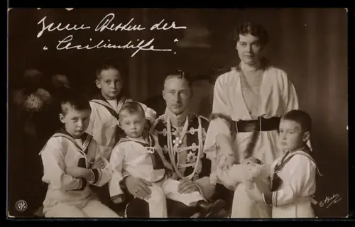 AK Kronprinz Friedrich Wilhelm von Preussen in Husaren-Uniform mit seiner Familie, Prinzessin Cecilie zu Mecklenburg
