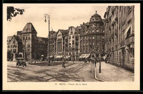 AK Metz, Place de la Gare avec bâtiments historiques et circulation animée
