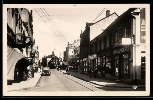 AK Forbach, Vue de la Route Nationale avec boulangerie et voitures anciennes