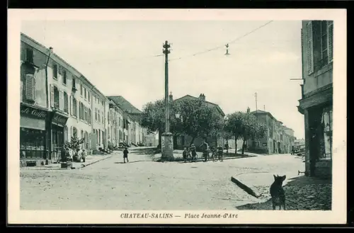 AK Château-Salins, Place Jeanne-d`Arc avec habitants et bâtiments historiques