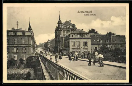 AK Saargemünd, Nouvelle passerelle avec passants sur le pont