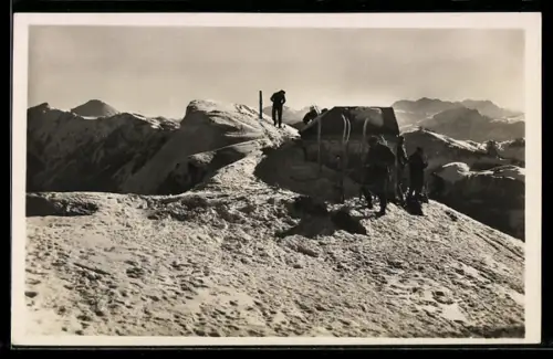 AK Spitzstein-Haus, Berghütte u. Skiläufer auf dem Gipfel
