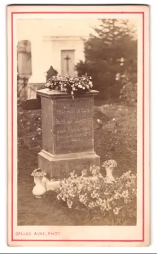 Fotografie Gallas Ainé, Chartres, Rue du Petit Change, Ansicht Chartres, Grabmal Hans von Obernitz mit Blumen