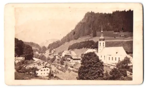 Fotografie unbekannter Fotograf, Ansicht Ramsau, mit Kirche und Bergen 1875