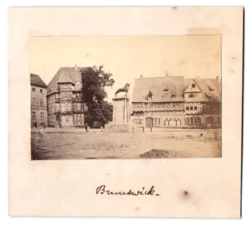 Fotografie unbekannter Fotograf, Ansicht Braunschweig, Burgplatz mit Löwenstatue