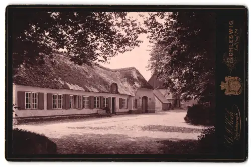 Fotografie G. J. Koch, Schleswig, Lollfuss 24, Ansicht Schleswig, Mann auf einer Bank vor der Ziegelei