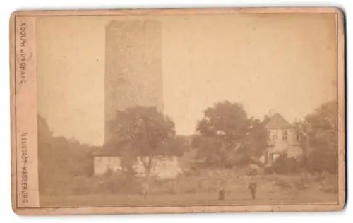 Fotografie Adolph Junghans, Neustadt-Magdeburg, Breiteweg 21, unbekannter Ort, Drei Personen vor einem Turm