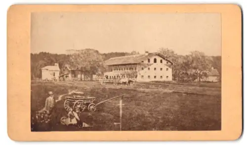 Fotografie X. Peuthauser, Wasserburg, Gries Nr. 279, unbekannter Ort, Familie mit Kindern vor einem Bauernhof, ca. 1890