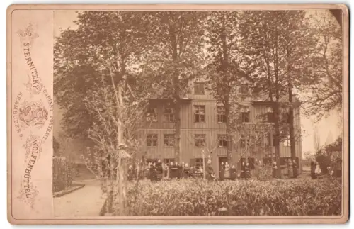 Fotografie C. Sternitzky, Wolfenbüttel, Krambuden 6, unbekannter Ort, Gruppenaufnahme vor einem Gebäude