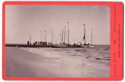 Fotografie Edmund Risse, Berlin, Unter den Linden 15, unbekannter Ort, Seebrücke mit Personen und Segelbooten