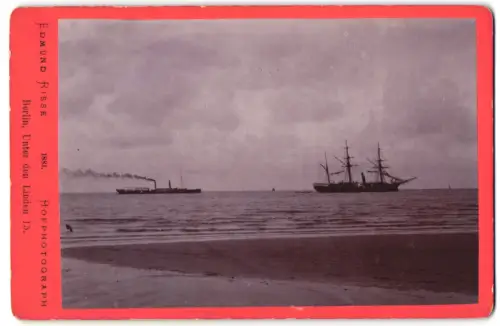 Fotografie Edmund Risse, Berlin, Unter den Linden 15, unbekannter Ort, Segelschiff und Dampfer vom Strand aus gesehen
