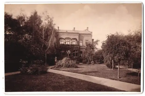 Fotografie L. Salomon, Dessau, unbekannter Ort, prächtiger Garten vor herrschaftlichem Gebäude