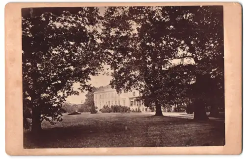 Fotografie C. Irmert, Altona, unbekannter Ort, Durchblick zu einem Herrenhaus