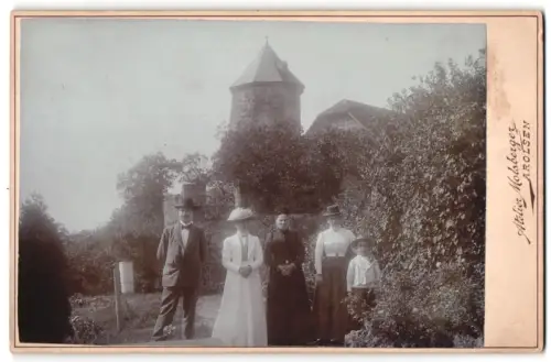 Fotografie Atelier Molsberger, Arolsen, Ansicht Arolsen, Mathilde, Paul und Hermann Molsberger im Gruppenbild