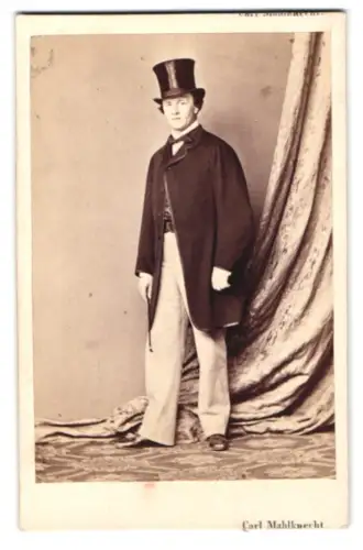 Fotografie Carl Mahlknecht, Wien, Windmühlgasse 7, Ludwig Gabillon im Anzug mit Zylinder