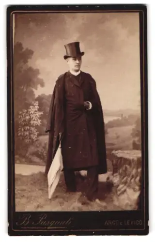 Fotografie B. Pasquali, Arco, Eleganter Herr im Mantel mit Zylinder und Schirm