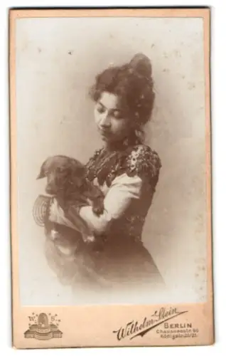 Fotografie Wilhelm Stein, Berlin, Chausseestrasse 66, Frau mit süssem Dackel in den Armen, Hund