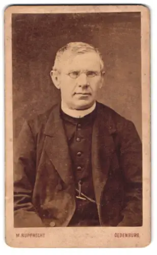 Fotografie M. Rupprecht, Oedenburg, Wienergasse, Porträt Herr v. Kobenhof, Geistlicher