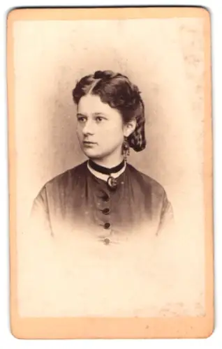 Fotografie Fotograf unbekannt, Ulm, Syrlinstrasse 4, Porträt Anna Freiin von Milkau, verheiratet Anna Ott