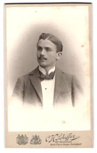 Fotografie C. H. Schiffer, Darmstadt, Zimmer-Str. 3, Portrait Alfred von Hösslin als Student im Sommersemester 1900