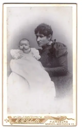 Fotografie M. B. Schultz, Flensburg, Norderhofenden 13, Mutter mit Säugling in hellem Kleid, Mutterglück