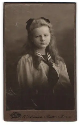 Fotografie G. Tillmann Matter, Mainz, Neubrunnenstrasse 5, Porträt eines jungen Mädchens mit offenem Haar