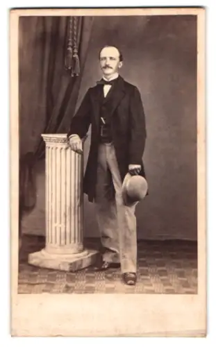 Fotografie Carl Steuber, Göttingen, Johannisstrasse 8, Herr mit Hut und Säule