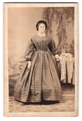 Fotografie M. Kriegsman, Flensburg, Nordermarkt 49, Frau in kariertem Kleid