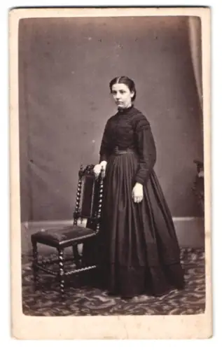 Fotografie J. Foote, Bath, Broad Street 8, Junge Dame mit Stuhl