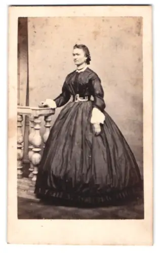 Fotografie unbekannter Fotograf und Ort, Stehende Frau in elegantem Kleid