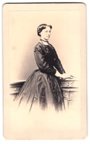 Fotografie W. Lampmann, Dresden, Racknitz-Platz Nr. 4, Elegante Dame in zeitgenössischem Kleid