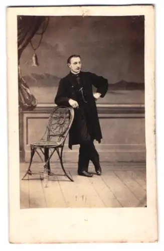 Fotografie unbekannter Fotograf und Ort, Eleganter Herr mit Stuhl
