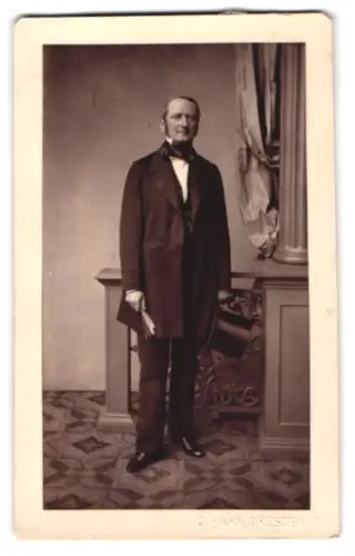Fotografie C. Hahn, Dresden, Eleganter Herr mit Zylinder