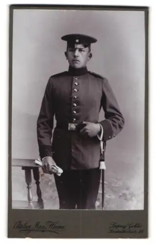 Fotografie Max heine, Leipzig-Gohlis, Lindenthalerstrasse 28, Soldat in Uniform mit Schirmmütze und Bajonett